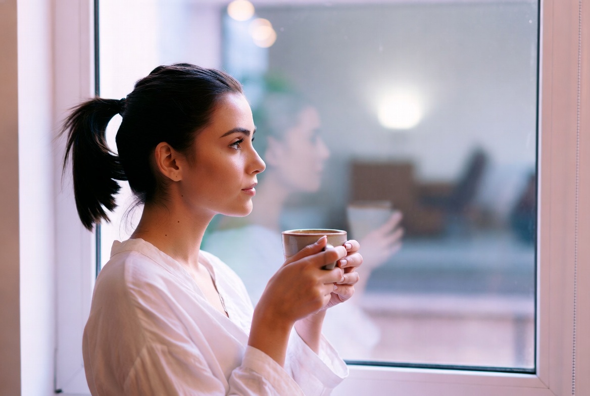 Mulher em momento de reflexão - Terapia Online Luz e Sentido